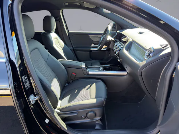 MERCEDES-BENZ GLA-Klasse H247 GLA 250 Swiss Star Progressive 4matic