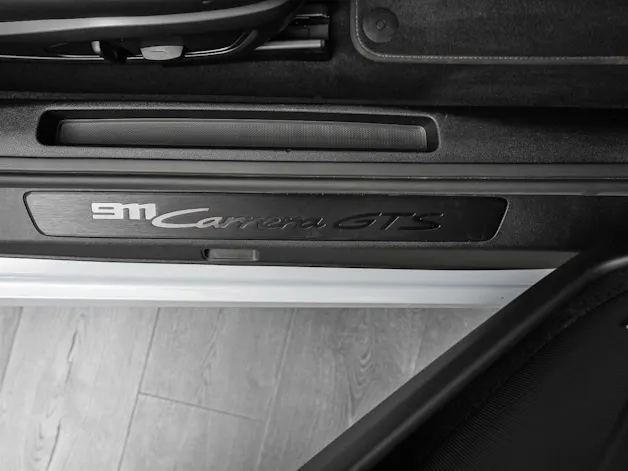 PORSCHE 911 Carrera GTS