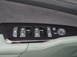 https://vehicle.imgix.net/4517242/10682a70-f256-4ee6-bb2d-e1e346fa8413.jpg