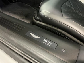 https://vehicle.imgix.net/4518586/382e9b30-d343-46b1-914a-1048b1d38aae.jpg