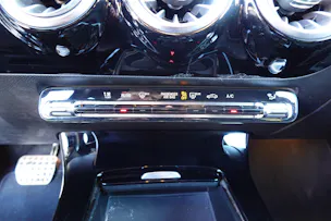 MERCEDES-BENZ A 250 AMG Line "* Pack AMG Line * Capteurs avant/arrière * Tempomat * Clim Auto * Sièges AMG * Jantes 18 *"