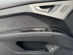 AUDI Q4 e-tron SUV quattro performance Swiss Ski