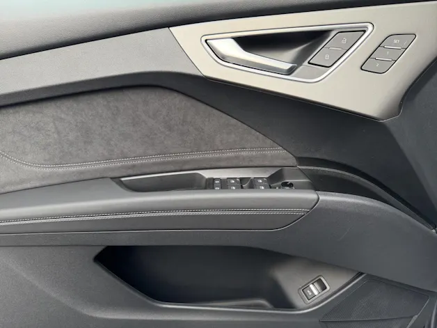 AUDI Q4 e-tron SUV quattro performance Swiss Ski