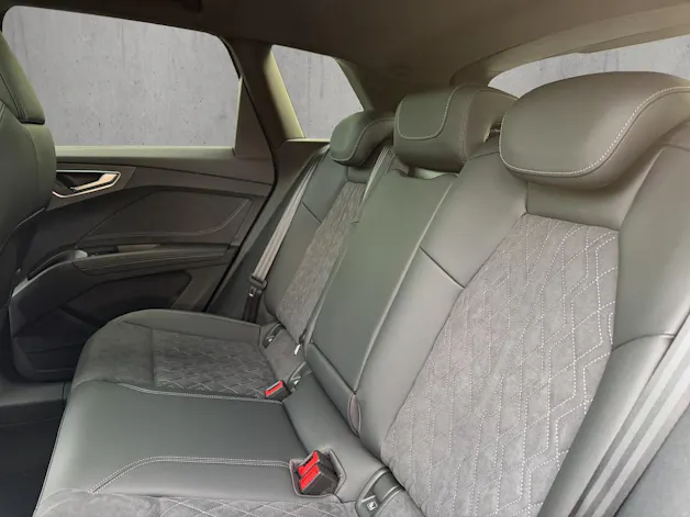 AUDI Q4 e-tron SUV quattro performance Swiss Ski