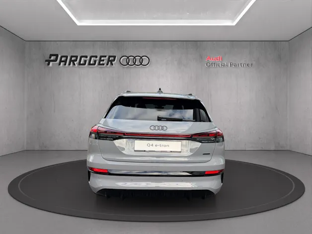 AUDI Q4 e-tron SUV quattro performance Swiss Ski