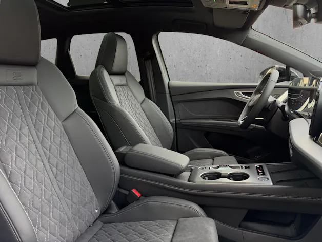 AUDI Q4 e-tron SUV quattro performance Swiss Ski