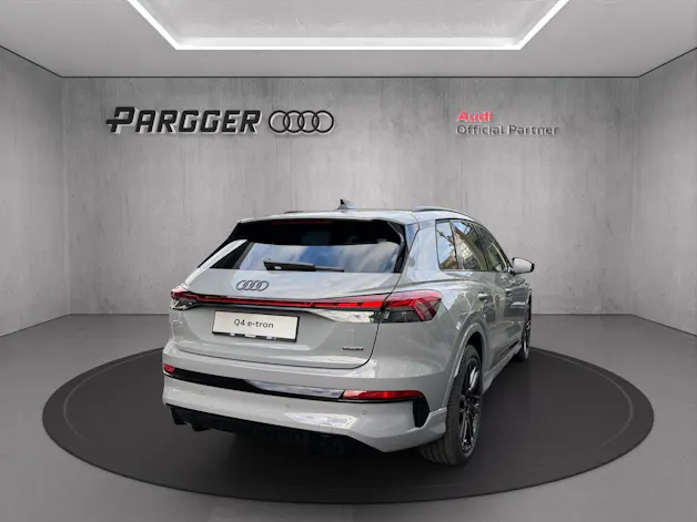 AUDI Q4 e-tron SUV quattro performance Swiss Ski