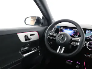 MERCEDES-BENZ GLA 200 Night Star 7G-D