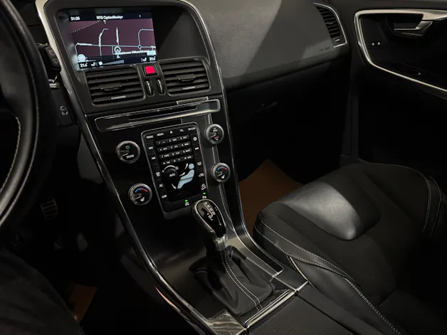 VOLVO XC60 D5 AWD R-Design Geartronic I AHK 2000KG I