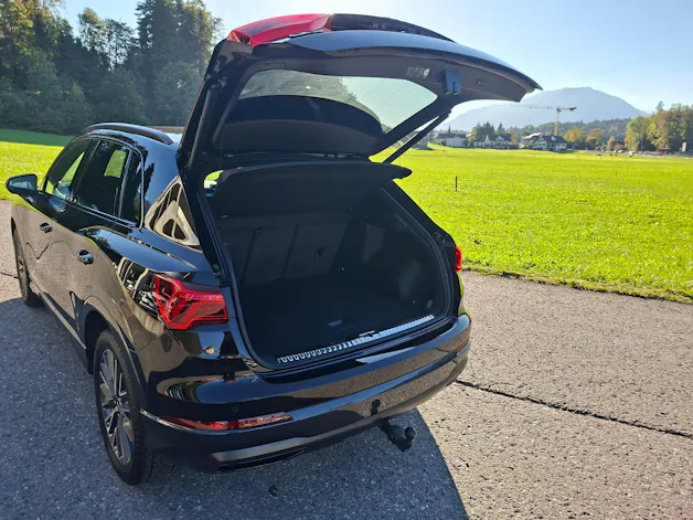 AUDI Q3 35 TFSI advanced Attraction S-tronic *Anhängerkupplung+8-fach bereift m. Pneu*