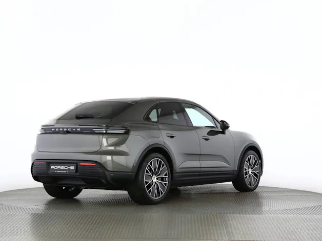 PORSCHE Macan 4