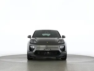 PORSCHE Macan 4
