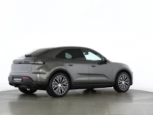 PORSCHE Macan 4
