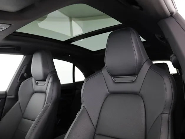PORSCHE Macan 4