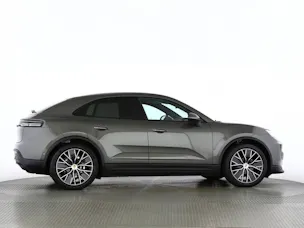 PORSCHE Macan 4