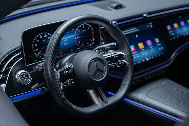 MERCEDES-BENZ E 220 d AMG Line / Hyperscreen / 360°Kamera / el.Sitze