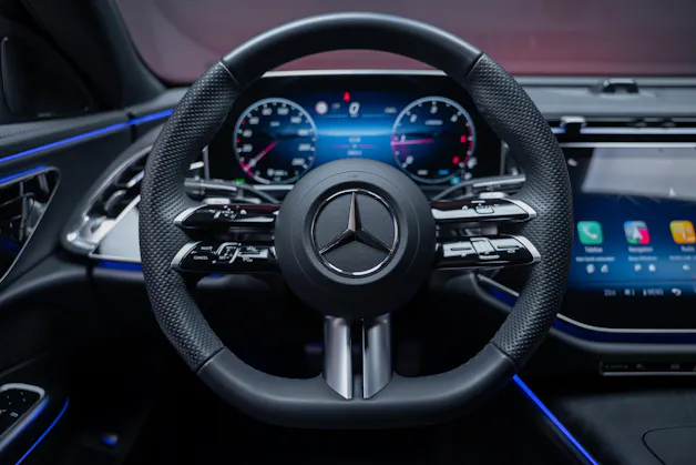 MERCEDES-BENZ E 220 d AMG Line / Hyperscreen / 360°Kamera / el.Sitze