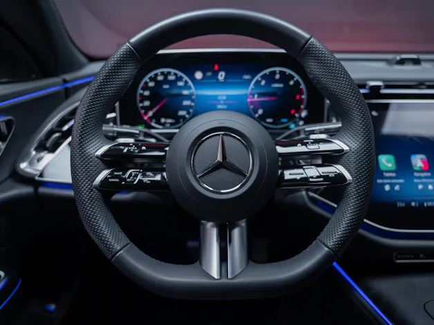 MERCEDES-BENZ E 220 d AMG Line / Hyperscreen / 360°Kamera / el.Sitze