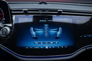 MERCEDES-BENZ E 220 d AMG Line / Hyperscreen / 360°Kamera / el.Sitze
