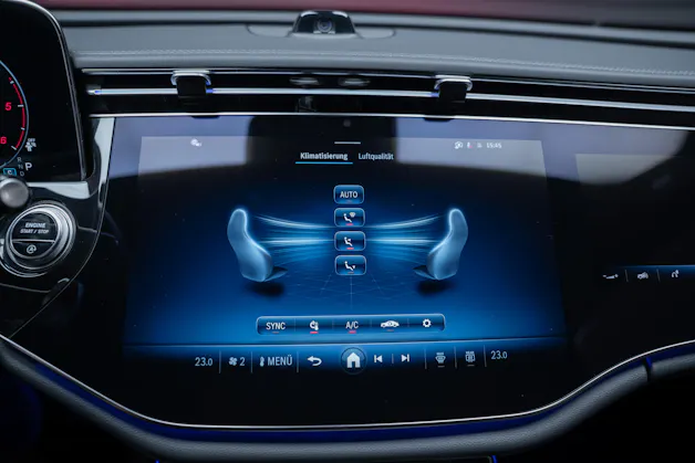 MERCEDES-BENZ E 220 d AMG Line / Hyperscreen / 360°Kamera / el.Sitze