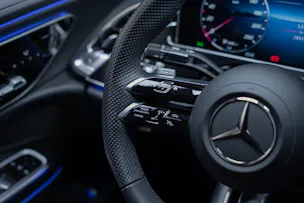 MERCEDES-BENZ E 220 d AMG Line / Hyperscreen / 360°Kamera / el.Sitze