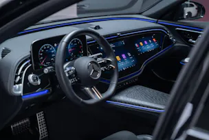 MERCEDES-BENZ E 220 d AMG Line / Hyperscreen / 360°Kamera / el.Sitze
