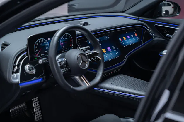MERCEDES-BENZ E 220 d AMG Line / Hyperscreen / 360°Kamera / el.Sitze