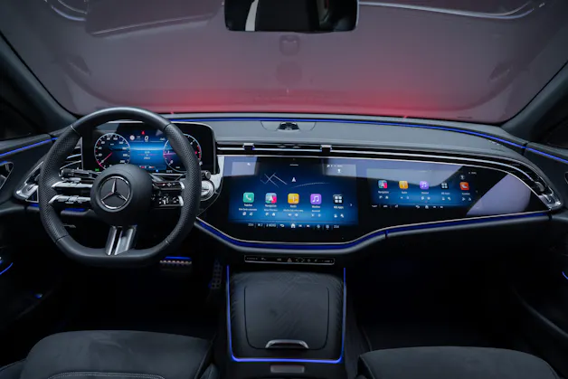 MERCEDES-BENZ E 220 d AMG Line / Hyperscreen / 360°Kamera / el.Sitze