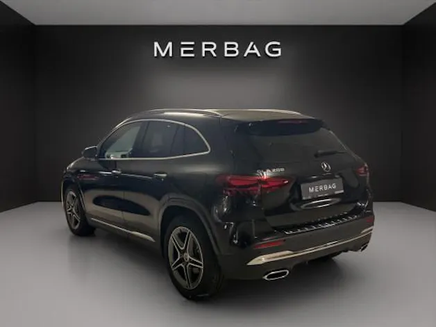 MERCEDES-BENZ GLA 200 Night Star 7G-D