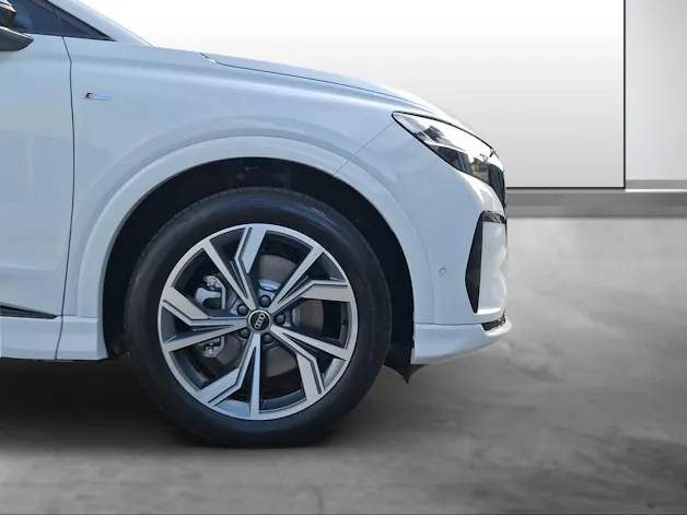 AUDI Q4 e-tron SUV quattro performance Attraction