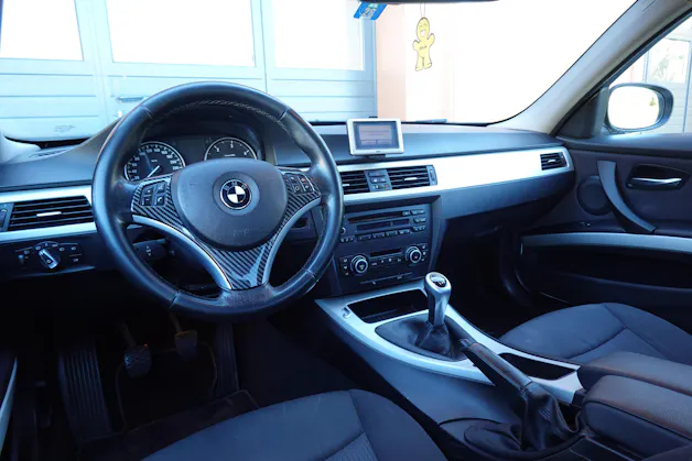 BMW 320d "* CH Auto * Tempomat * Capteurs avant/arrière * GPS * 8 Roues * Prix fixe"
