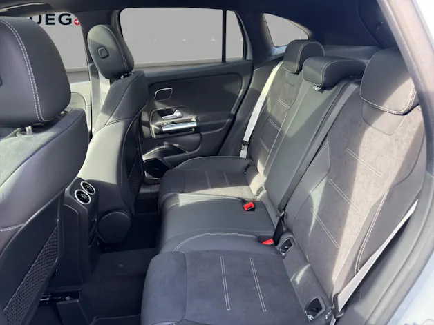 MERCEDES-BENZ GLA 200 Night Star 7G-DCT