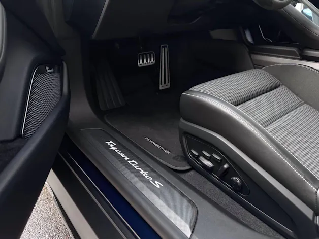 PORSCHE Taycan Turbo S Cross Turismo