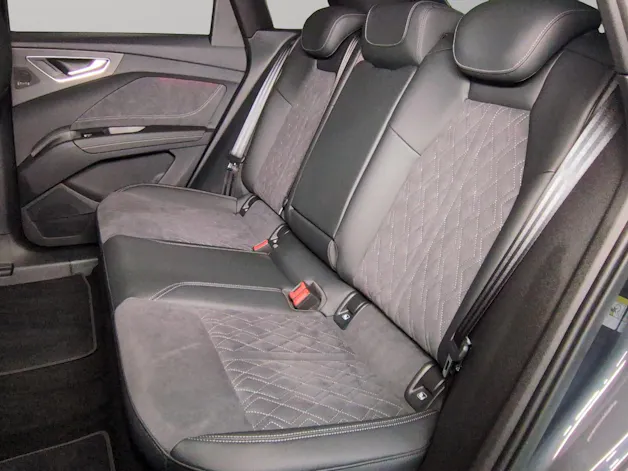 AUDI Q4 e-tron SUV quattro performance Swiss Ski