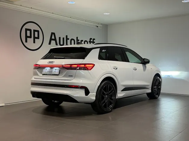 AUDI Q4 e-tron SUV quattro performance Attraction