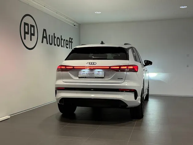 AUDI Q4 e-tron SUV quattro performance Attraction