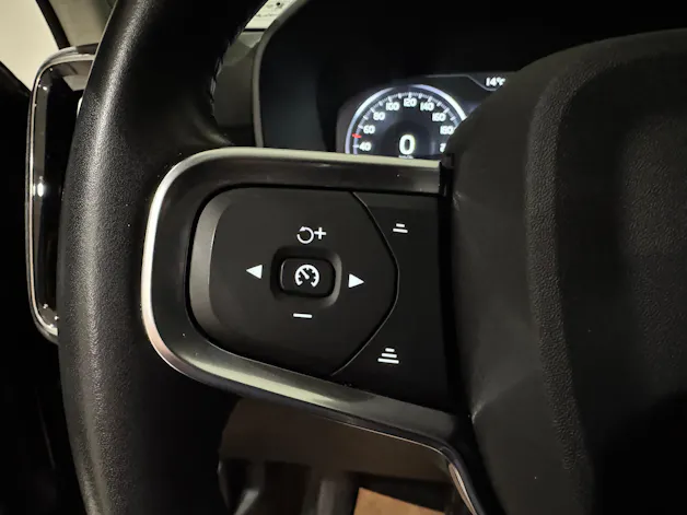 VOLVO XC40 B4 Benzin Mild Hybrid AWD Momentum Geartronic | 1.Hand | AHK |