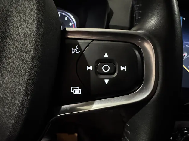 VOLVO XC40 B4 Benzin Mild Hybrid AWD Momentum Geartronic | 1.Hand | AHK |