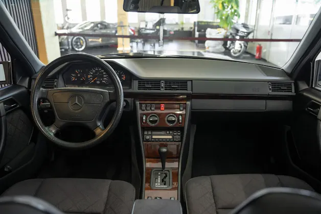 MERCEDES-BENZ E 220