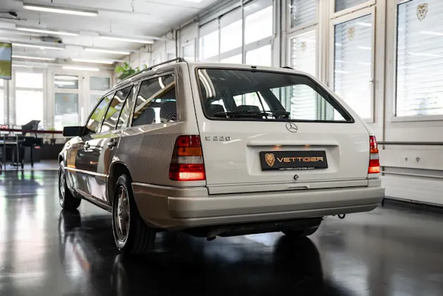 MERCEDES-BENZ E 220