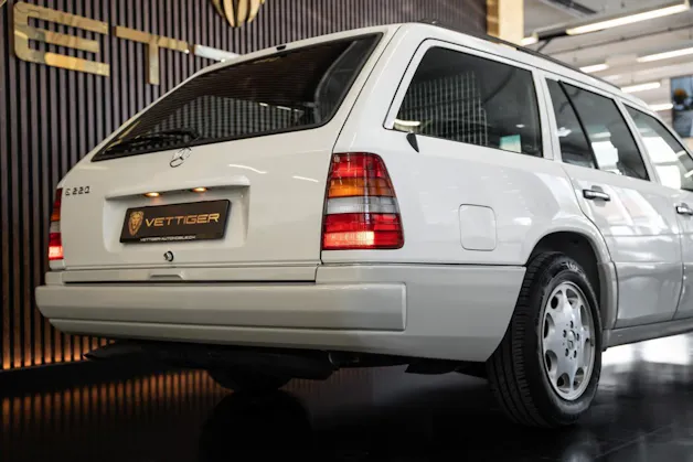 MERCEDES-BENZ E 220