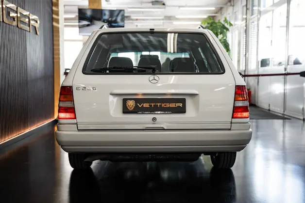 MERCEDES-BENZ E 220