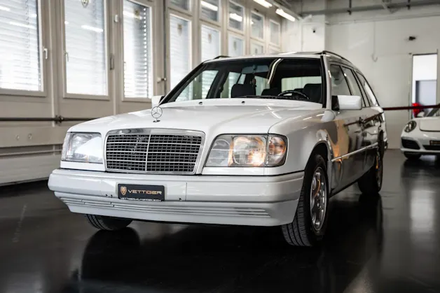 MERCEDES-BENZ E 220