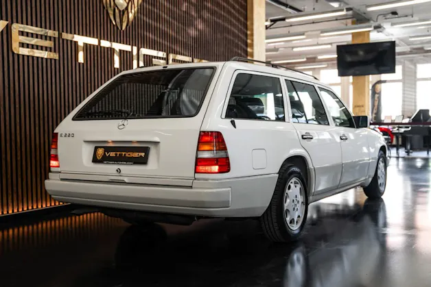 MERCEDES-BENZ E 220