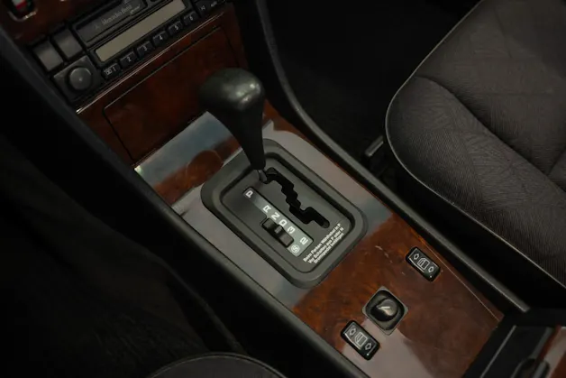MERCEDES-BENZ E 220