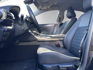 Lexus IS 300h excellence Automatic | CH | LEDER | SITZHEIZUNG & -BELÜFTUNG | TOTWINKEL | KAMERA | ACC