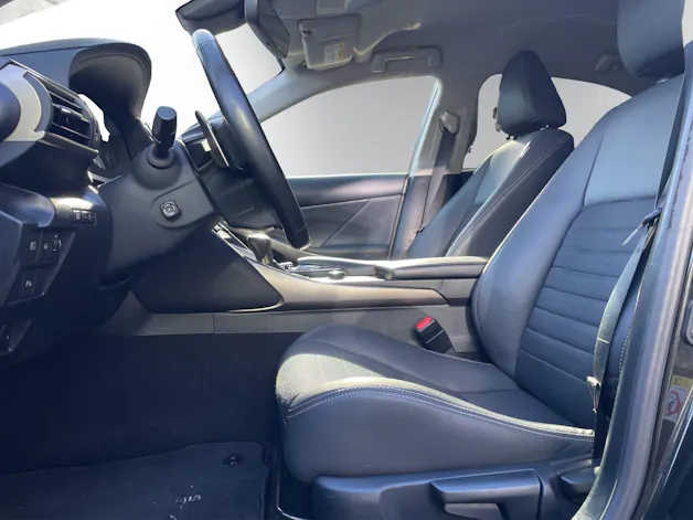 Lexus IS 300h excellence Automatic | CH | LEDER | SITZHEIZUNG & -BELÜFTUNG | TOTWINKEL | KAMERA | ACC
