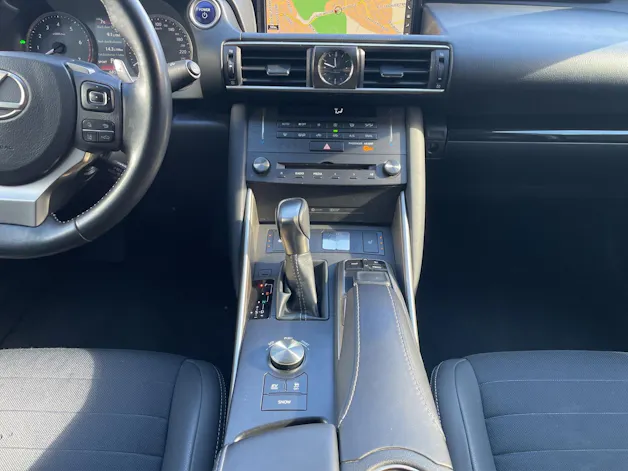 Lexus IS 300h excellence Automatic | CH | LEDER | SITZHEIZUNG & -BELÜFTUNG | TOTWINKEL | KAMERA | ACC