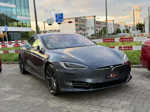 Tesla Model S Maximale-Reichweite * Raven *