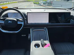 XPENG G9 93kWh Performance AWD mit AHK und Premium Paket